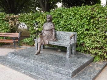 Szabó Magda szobra Debrecen