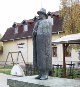 Számadó juhász-szobor