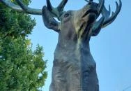 Szarvas-szobor Szarvas