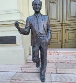 Szent-Györgyi Albert-szobor