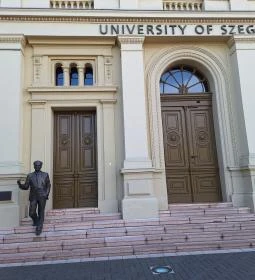 1. legjobb látnivaló: Szent-Györgyi Albert-szobor