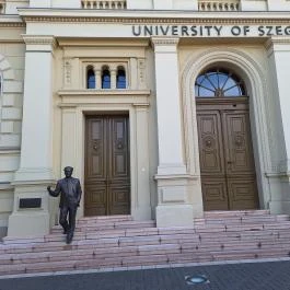 Szent-Györgyi Albert-szobor Szeged - Külső kép