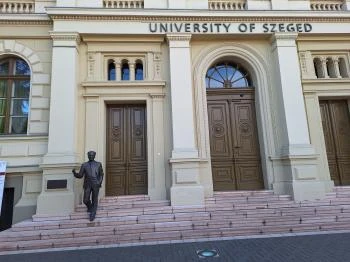 Szent-Györgyi Albert-szobor Szeged