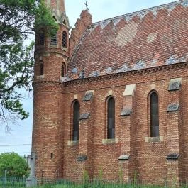 Szent Ilona Római katolikus templom Nádasdladány - Külső kép