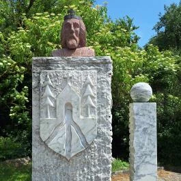 Szent István emlékszobor Hidegkút - Külső kép
