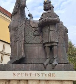 Szent István király lovasszobra