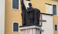Szent István király lovasszobra Gyöngyös - Külső kép