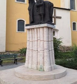 Szent István király lovasszobra