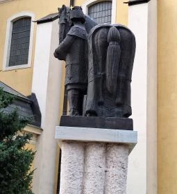 Szent István király lovasszobra