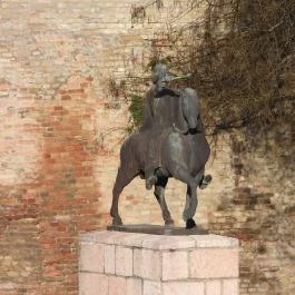 Szent István lovasszobra Győr - Külső kép