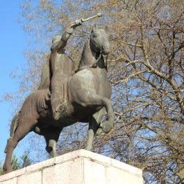 Szent István lovasszobra Győr - Külső kép