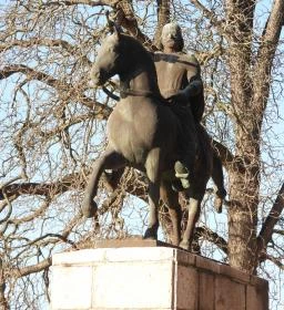 6. legjobb látnivaló: Szent István lovasszobra