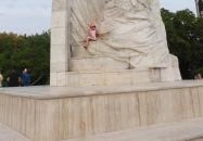 Szent István megkoronázása szoborcsoport Esztergom