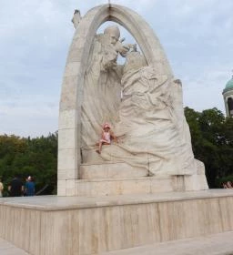Szent István megkoronázása szoborcsoport 