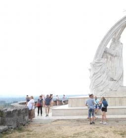 Szent István megkoronázása szoborcsoport 