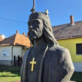 Szent István mellszobra Szil - Külső kép