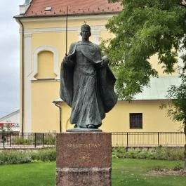 Szent István szobor Bicske - Külső kép