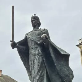 Szent István szobor Bicske - Külső kép