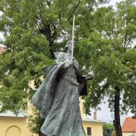 Szent István szobor Bicske - Külső kép