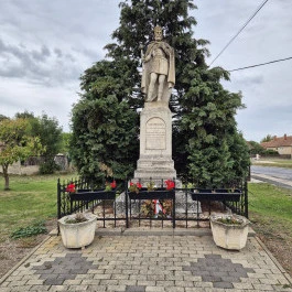 Szent István szobor Pusztacsalád - Külső kép