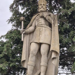 Szent István szobor Pusztacsalád - Külső kép