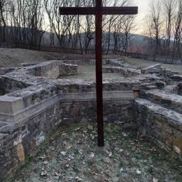 Szent Kereszt pálos templomrom Kesztölc - Külső kép