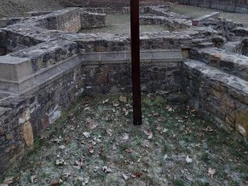 Szent Kereszt pálos templomrom Kesztölc