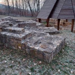 Szent Kereszt pálos templomrom Kesztölc - Külső kép