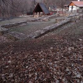 Szent Kereszt pálos templomrom Kesztölc - Külső kép