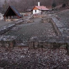 Szent Kereszt pálos templomrom Kesztölc - Külső kép