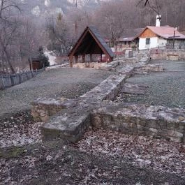 Szent Kereszt pálos templomrom Kesztölc - Külső kép