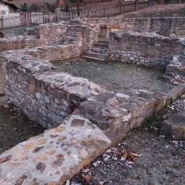 Szent Kereszt pálos templomrom Kesztölc - Külső kép