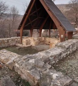 Szent Kereszt pálos templomrom