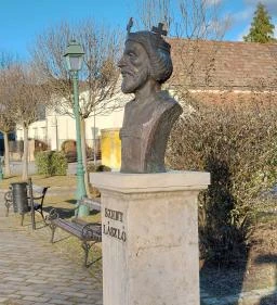 Szent László mellszobra