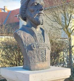 9. legjobb látnivaló: Szent László mellszobra