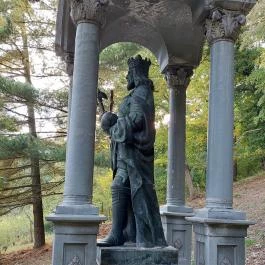 Szent László-szobor Püspökszentlászló - Külső kép