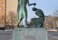 Szent Márton megkereszteli Édesanyját szobor Szombathely