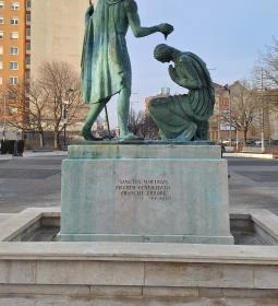 Szent Márton megkereszteli Édesanyját szobor