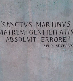 Szent Márton megkereszteli Édesanyját szobor