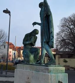Szent Márton megkereszteli Édesanyját szobor