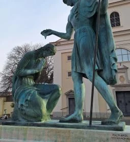 Szent Márton megkereszteli Édesanyját szobor