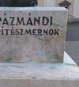 Szent Márton megkereszteli Édesanyját szobor