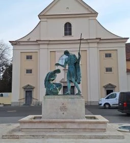 Szent Márton megkereszteli Édesanyját szobor