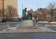 Szent Márton megkereszteli Édesanyját szobor Szombathely