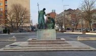 Szent Márton megkereszteli Édesanyját szobor Szombathely - Külső kép