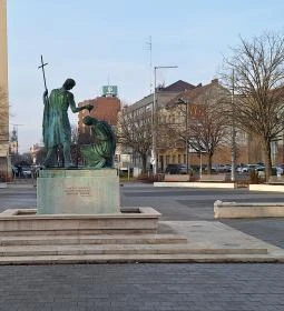 Szent Márton megkereszteli Édesanyját szobor