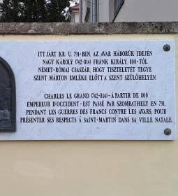 Szent Márton megkereszteli Édesanyját szobor