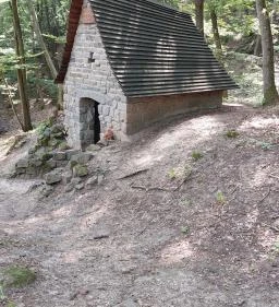 Szent Mihály erdei kápolna