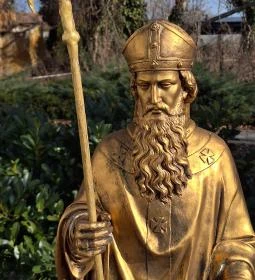 Szent Miklós püspök szobra