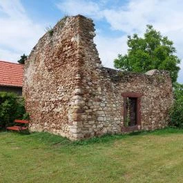 Szent Miklós templomrom Csopak - Külső kép